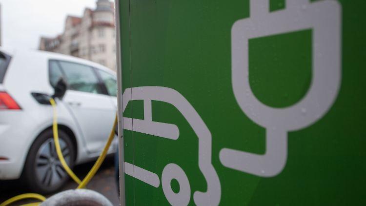 In der EU lag der Anteil von E-Autos an den Neuzulassungen in diesem Jahr erst bei 12,5 Prozent und er ist seit Ende 2023 sogar rückläufig - vor allem wegen des schwachen E-Auto-Absatzes in Deutschland.