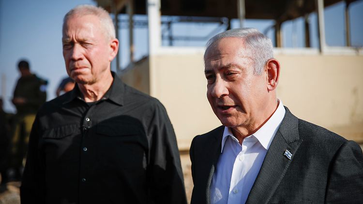 Netanjahu (r.) und Galant bei einer Besprechung in der Nähe des Militärpostens Salem zwischen Israel und dem Westjordanland im Juli 2023.