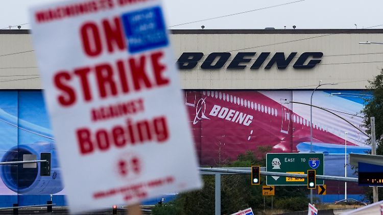 Die Boeingmitarbeiter streiken nicht nur für mehr Gehalt, sondern auch für eine bessere betriebliche Altersversorgung. 