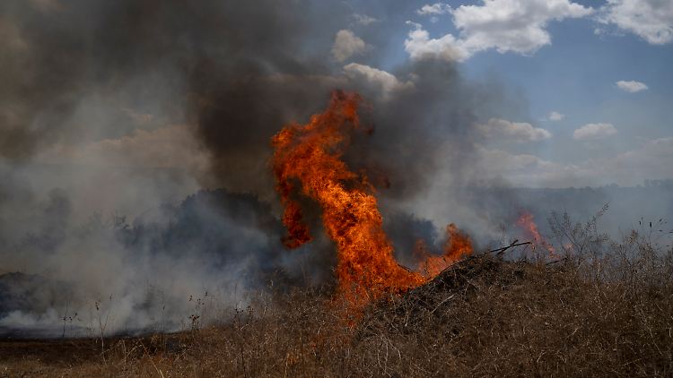 Ein Feuer im Norden Israels nach einem Angriff aus dem Libanon.