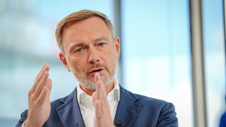 Finanzminister Lindner will die kalte Progression bekämpfen, stärkt mit seinem Steuerplan einer Studie zufolge aber vor allem Besserverdiener. 