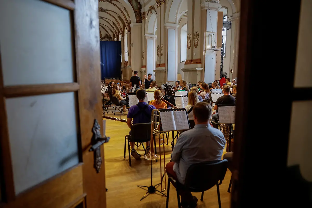 2023-09-06T060317Z-1400121076-RC2VK2AEWDUI-RTRMADP-3-UKRAINE-CRISIS-CONCERTS