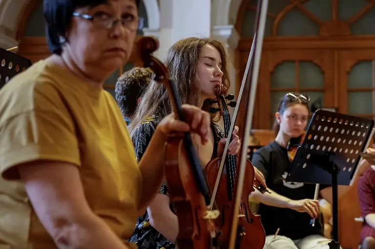 2023-09-06T060313Z-1055246141-RC29K2AH586X-RTRMADP-3-UKRAINE-CRISIS-CONCERTS