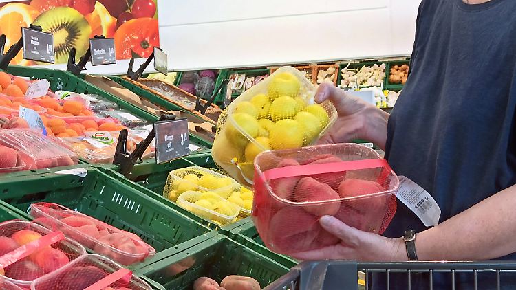 Auch Obst und Gemüse wird aus mehreren Gründen im Supermarkt in Verpackungen verkauft.