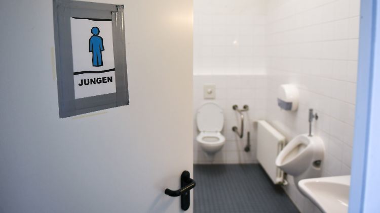 Wer nicht bis zur Pause warten kann, muss sich im Sekretariat einen Toilettenschlüssel besorgen.