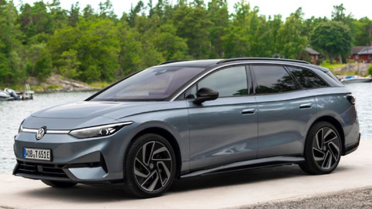Langgestreckt? Optisch vielleicht, doch der Tourer ist genauso lang wie die Limousine.