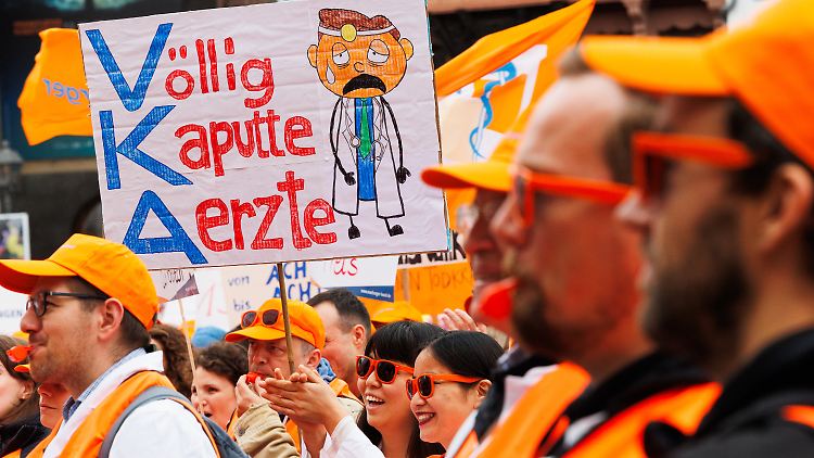 VKA steht eigentlich kurz für die Arbeitgeberseite, von der diese Ärzte höhere Gehälter fordern: die Vereinigung der kommunalen Arbeitgeberverbände. 