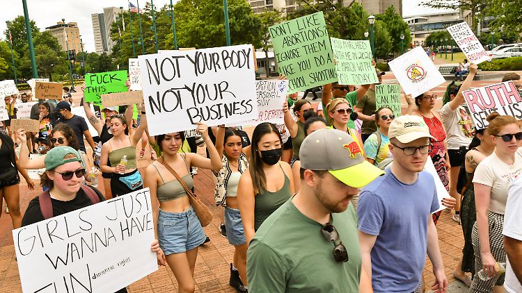 In Atlanta protestierten Menschen bereits nach der Entscheidung des Supreme Courts gegen mögliche Verschärfungen des Abtreibungsrechts. 