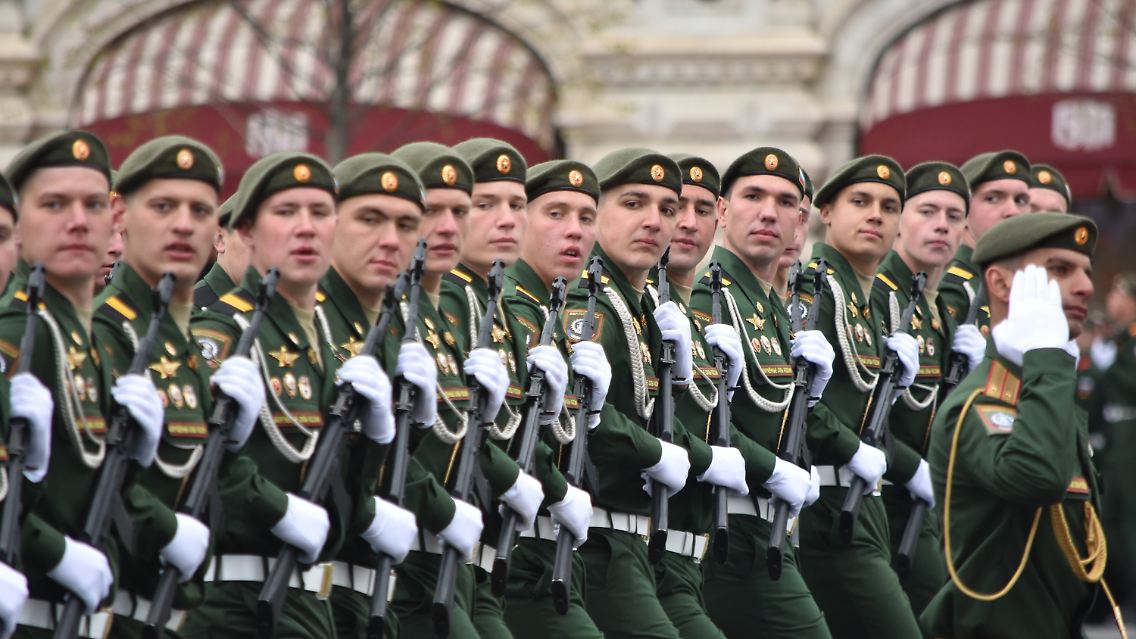 Russische Soldaten während der Militärparade am 9. Mai 2021