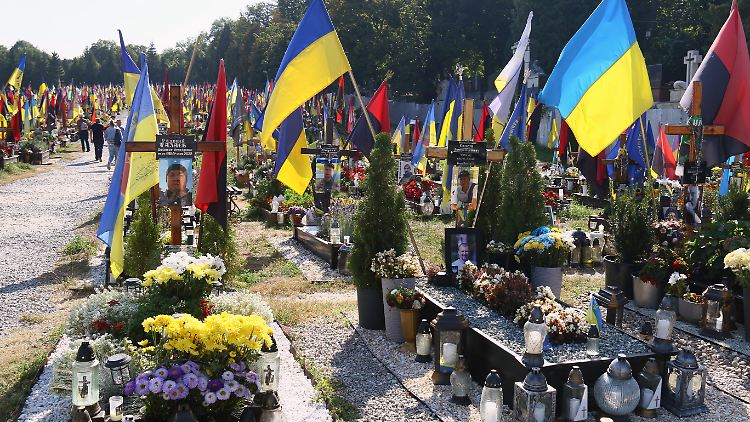Auf dem Friedhof im westukrainischen Lwiw sind auch zahlreiche gefallene Soldaten beerdigt.