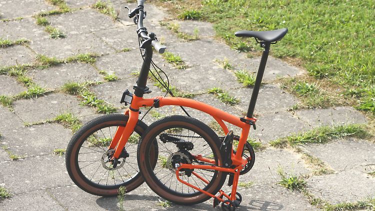 Wer das Brompton G Line sicher parken will, muss mit nur einem Handgriff das Hinterrad nach vorn klappen.