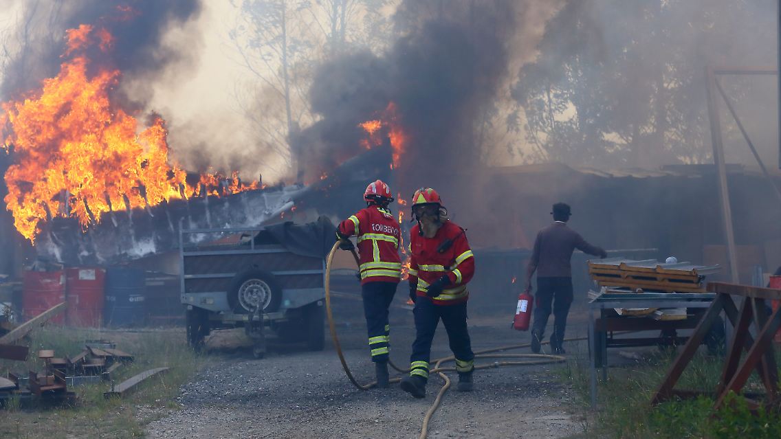 Seit dem Wochenende registrierten die portugiesischen Behörden mindestens 40 Verletzte, darunter 33 Feuerwehrleute.