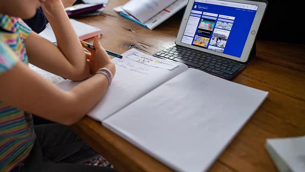 Eine-7-jaehrige-Erstklaesslerin-sitzt-vor-einem-iPad