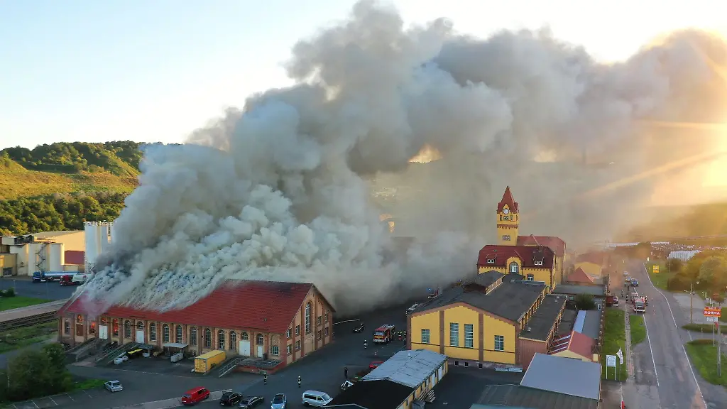 Rauch-steigt-bei-einem-Grossbrand-auf-dem-Gelaende-des-Bergwerks-auf