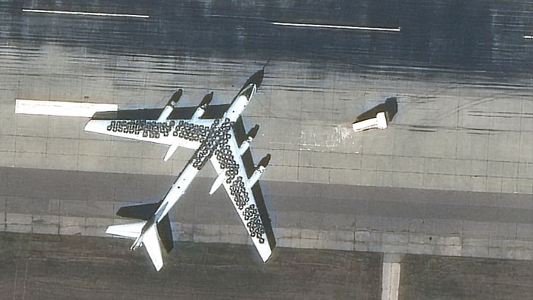 Reifen auf einem Tu-95-Bomber auf dem Flugplatz Engels. 