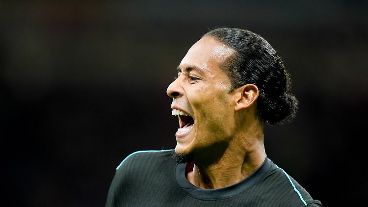 Virgil van Dijk jubelt mit seinen Liverpoolern.