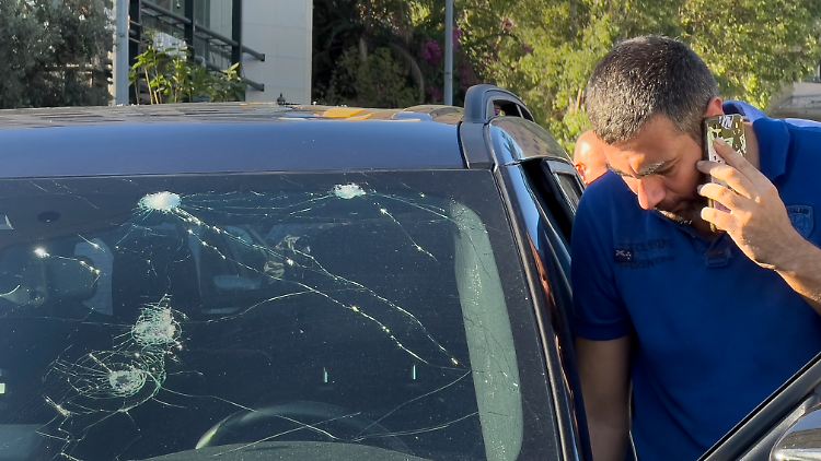 Ein Polizist untersucht in Beirut ein Auto, in dem ein Pager explodiert ist. 