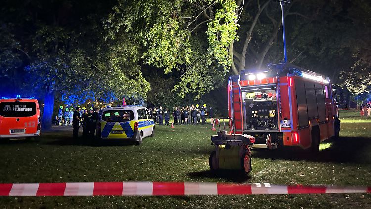 Feuerwehr-Großeinsatz auf der Fischerinsel in Berlin-Mitte. 