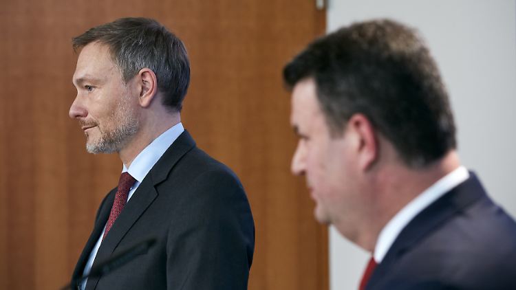 Hubertus Heil (r) kommt im Kabinett nicht an Christian Lindner vorbei.  