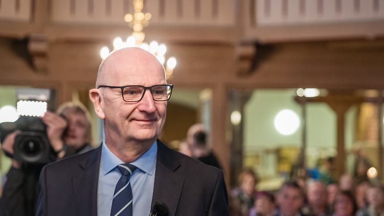 Entspannt ist sein Lächeln gerade nicht: Brandenburgs Ministerpräsident Woidke muss am Sonntag mit einem Sieg der AfD rechnen.