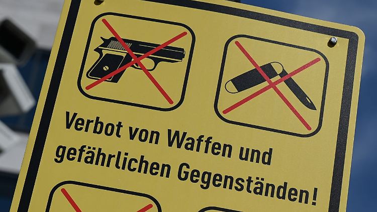 Waffen und Messer sollen im Berliner Nahverkehr verboten werden (Archivbild).