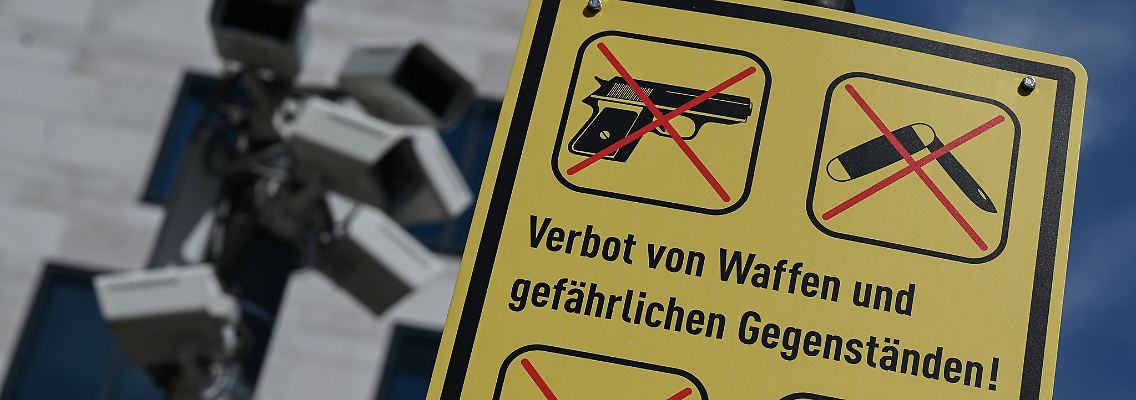 Nach dem Anschlag von Solingen wird auch über erhöhte Sicherheitsvorkehrungen und etwa Waffenverbotszonen diskutiert. Potsdams Rathauschef erwartet einigen Mehraufwand, der auf die Kommunen zukommen kann. (Archivbild)