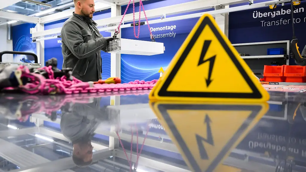 Ein-Mitarbeiter-entnimmt-ein-Batteriemodul