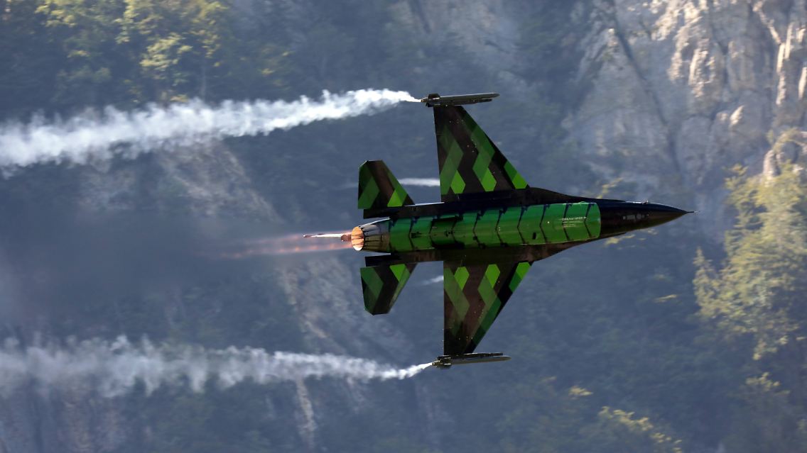 Ein F-16 Kampfjet der belgischen Luftwaffe bei einer Flugführung 2023