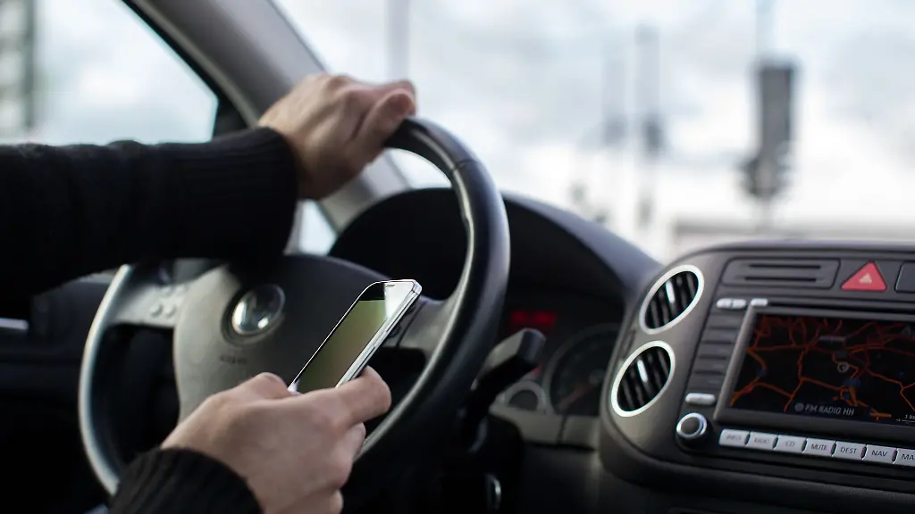 Idealer-Autofahrer-Beide-Haende-sind-stets-am-Lenkrad-doch-nicht-immer-ist-das-moeglich