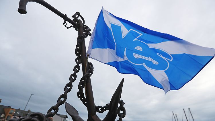 2019 weht eine Flagge zur Unterstützung der Scottish National Party der damaligen schottischen Premierministerin Sturgeon, die als bekanntestes Gesicht der Unabhängigkeitsbewegung gilt. 