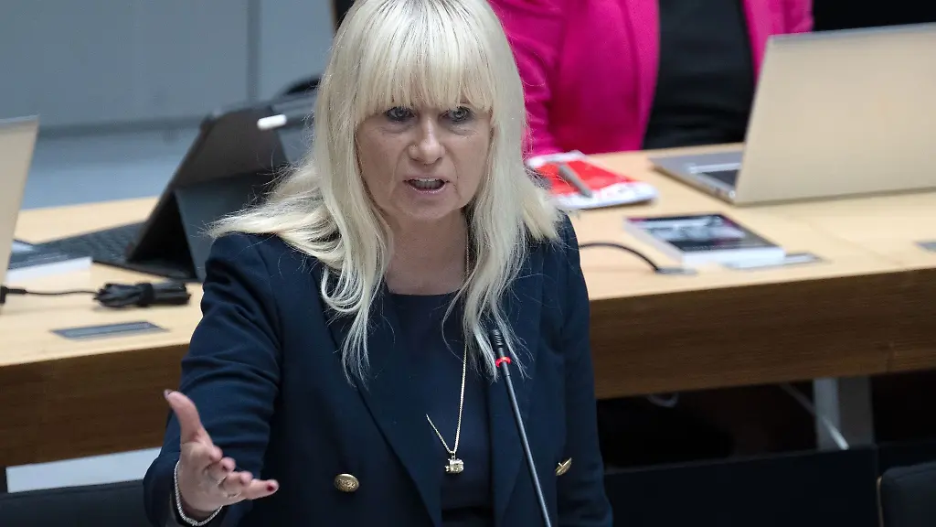 Iris-Spranger-SPD-Berliner-Senatorin-fuer-Inneres-und-Sport-spricht-waehrend-der-34-Plenarsitzung-des-Berliner-Abgeordnetenhaus-in-der-Fragestunde