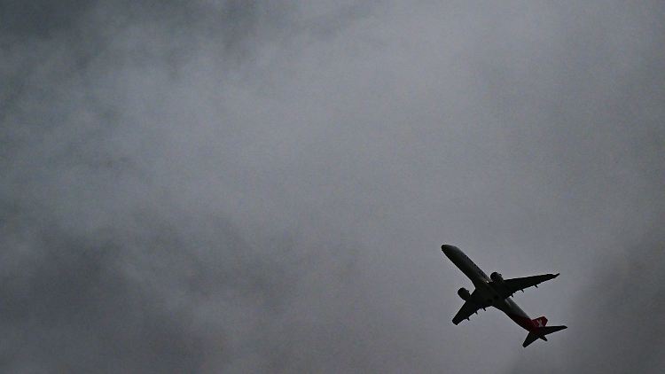 Der Pilot eines nächtlichen Flugs ist von einem Laser geblendet worden. (Symbolbild)