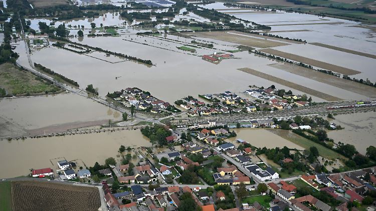 Langsam sinken die Pegel auch in Österreich. Kritisch bleibt die Lage dennoch, zumal viel Niederschlag in den Bergen auch als Schnee fiel, der nun langsam taut.