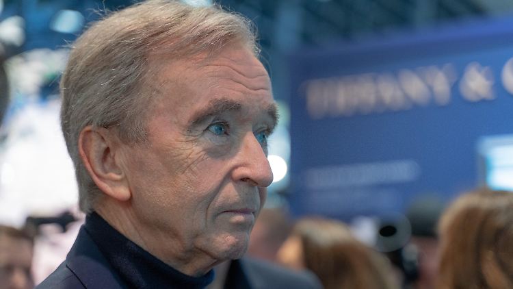 Bernard Arnault besitzt selbst zwei Tageszeitungen. 