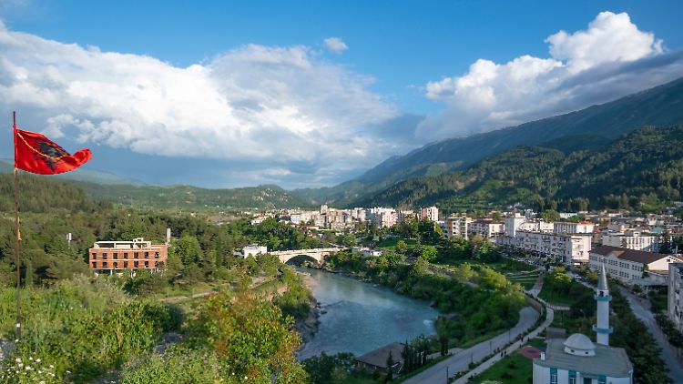 Die Vjosa fließt durch Albanien und mündet in die Adria.