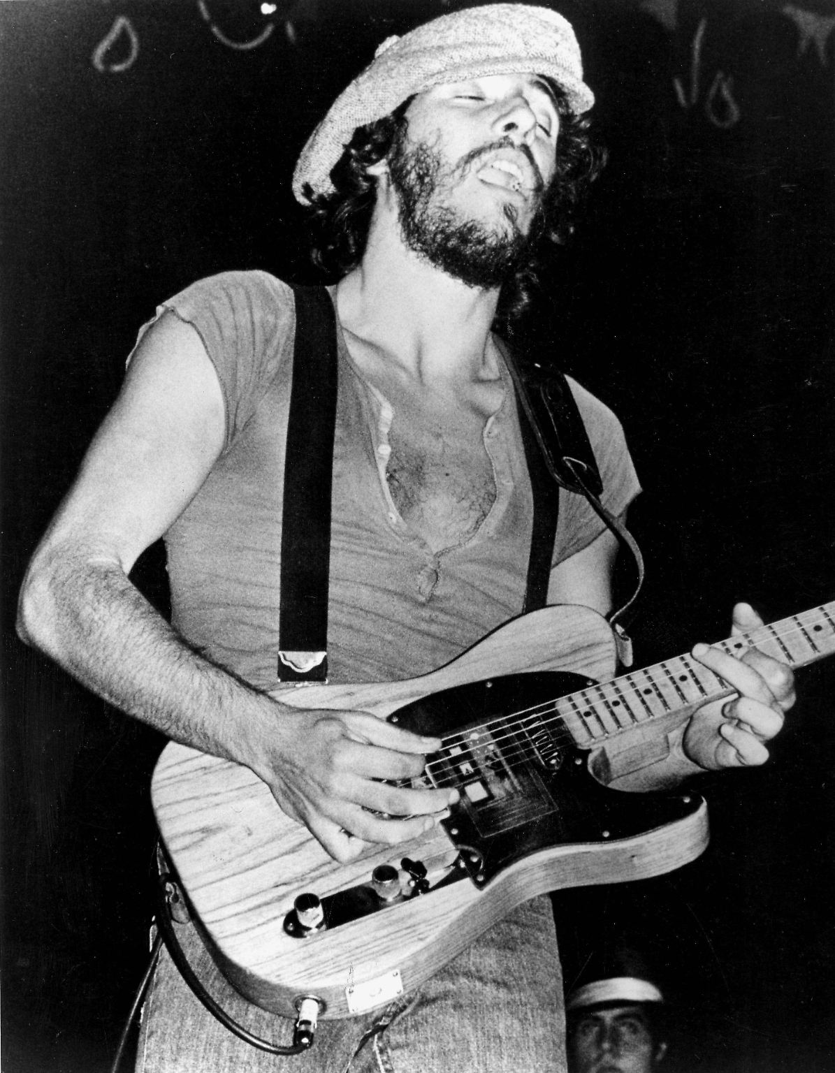 1974 besuchte der Musikkritiker Jon Landau in einem kleinen Saal in Boston ein Konzert der US-Sängerin Bonnie Raitt. Besonders beeindruckte ihn aber der bis dahin weitgehend unbekannte 24 Jahre alte Sänger im Vorprogramm. 
