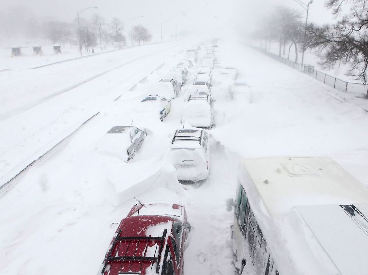 Etliche Autos wurden mitten auf dem Lake Shore Drive in Chicago eingeschneit.