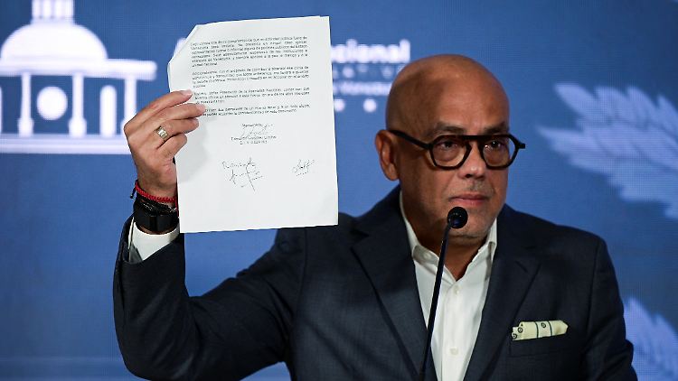 Doch nicht vertraulich: Parlamentspräsident Jorge Rodríguez präsentiert eine Vereinbarung auf einer Pressekonferenz.