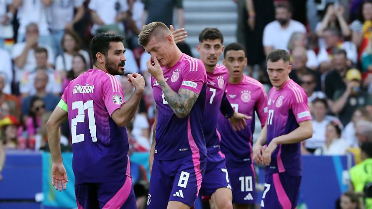 Toni Kroos (2.v.l.) kann die Kritik überhaupt nicht verstehen.