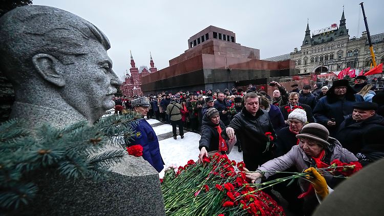 Anhänger der kommunistischen Partei legen am 5. März 2024, Stalins 71. Todestag, Blumen an dessen Grab in Moskau nieder. 