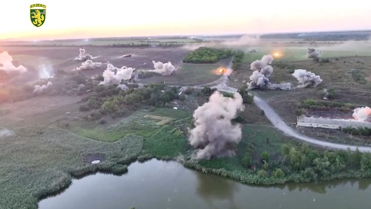 Eine ukrainische Drohnenaufnahme zeigt Artillerieangriffe auf russische Truppen östlich von Pokrowsk. Die Ukraine verfügt über deutlich weniger Munition als Russland.