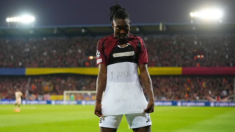 "I am a chosen. Who are you?", stand auf Olatunjis Shirt: "Ich bin ein Auserwählter. Wer bist Du?"