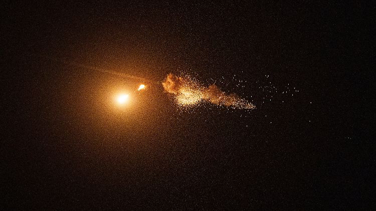 Die ukrainische Luftabwehr fängt eine Shahed-Drohne ab - besonders bei der Luftverteidigung soll der Ukraine geholfen werden.