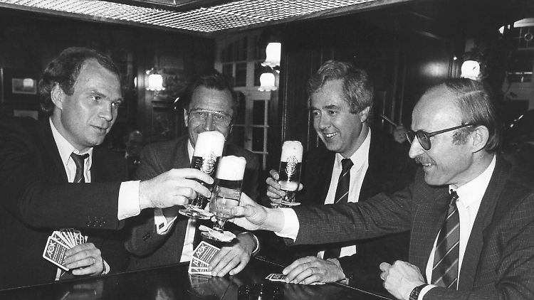 Prost! Bei einer Bier- und Skatrunde in der Bremer Altstadt stoßen am 21.04.1986 an (v.l.): Bayern-Manager Uli Hoeneß, der Bremer Werder-Präsident Dr. Franz Böhmert, Bayern-Präsident Prof. Fritz Scherer und Werder-Manager Willi Lemke.