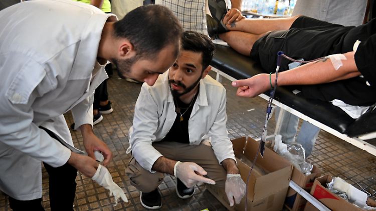 In Beirut spenden Menschen Blut für die Versorgung der Opfer der Pager-Attacke vom Dienstag.