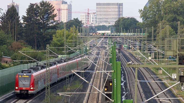 Das Schienennetz soll künftig mit Langstreckendrohnen überwacht werden.