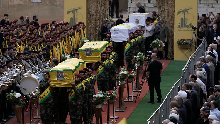 Mitglieder der Hisbollah bei einer Beerdigung von vier Kameraden, die bei der Pager-Explosion am Dienstag getötet wurden.