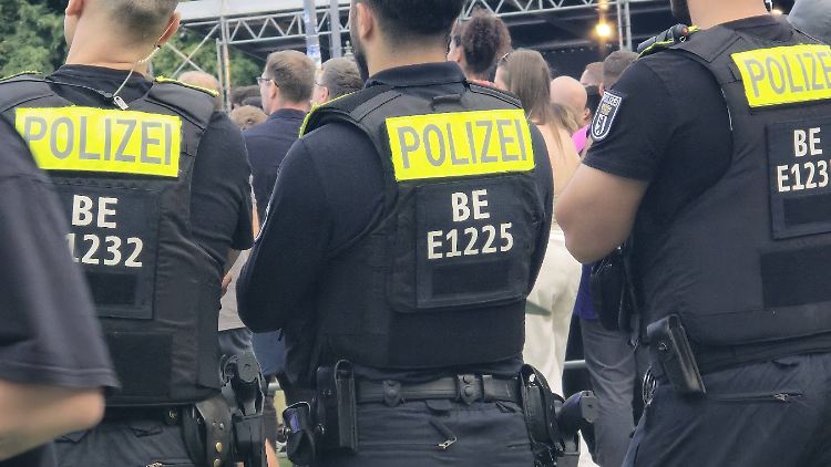 Gut ein Drittel der deutschen Polizstinnen und Polizisten haben im Dienst schon rassistische Äußerungen von Kolleginnen und Kollegen mitbekommen.