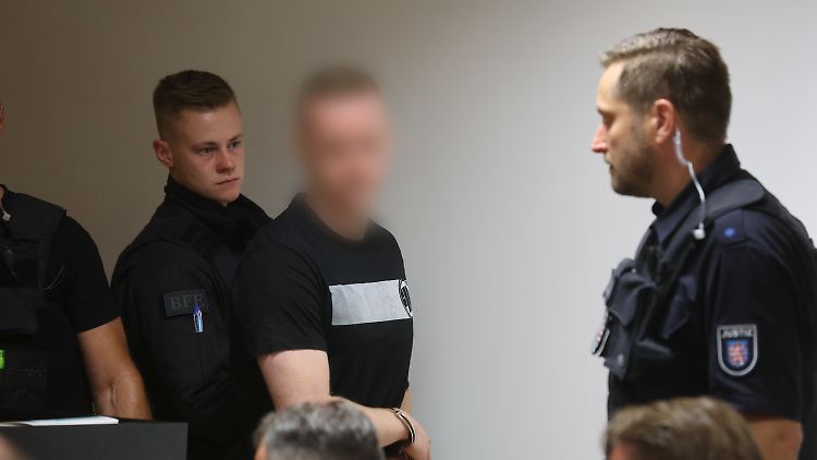 Einer der drei nun angeklagten Männer soll die rechtsextreme Gruppierung 2019 mitgegründet und als Rädelsführer agiert haben.