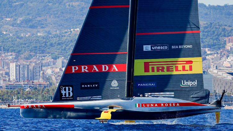 Segelt um die Teilnahme am 37. America's Cup: das AC75-Boot des italienischen Luna Rosa Prada Pirelli Teams.